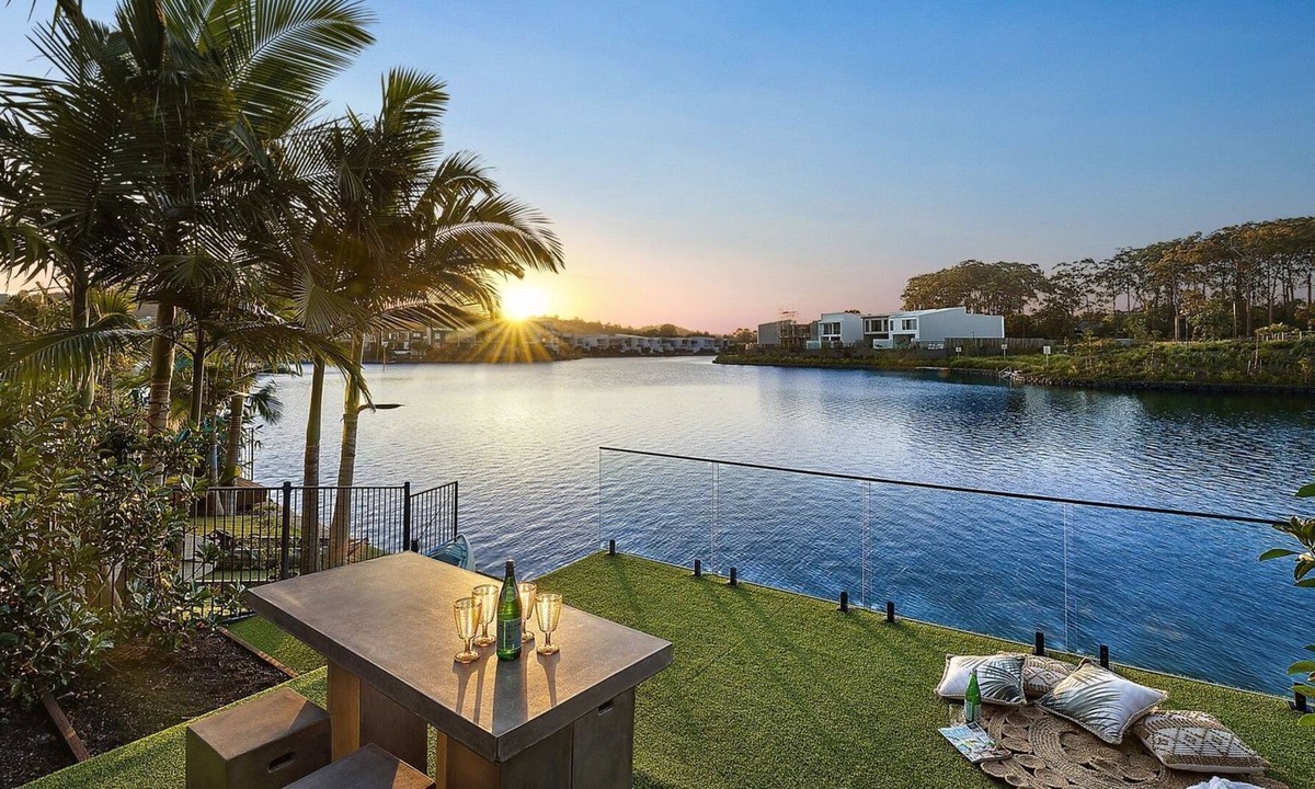 Maroochydore House | Executive modern waterfront house