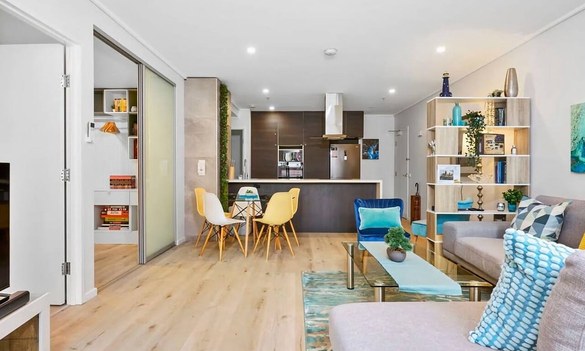 Chinatown Apartment | Exhibition St Retreat with Pool & Parking