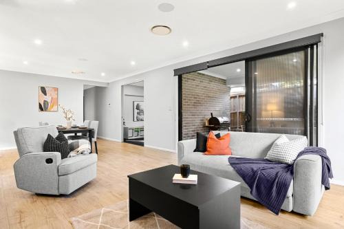Schofields House | Extra Spacious Modern Retreat near Tallawong Metro