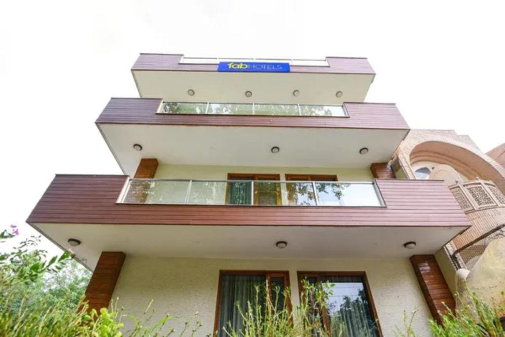 DLF City Hotel | FabHotel The Lalit Vibes - Nr DLF Phase 2 & MG Road Metro