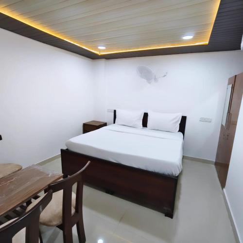 Noida Hotel | FabHotel Yatri Inn