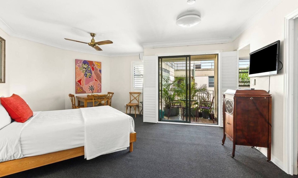 Glebe Apartment | Glebe Corner Walkable City Fringe Base with Pool