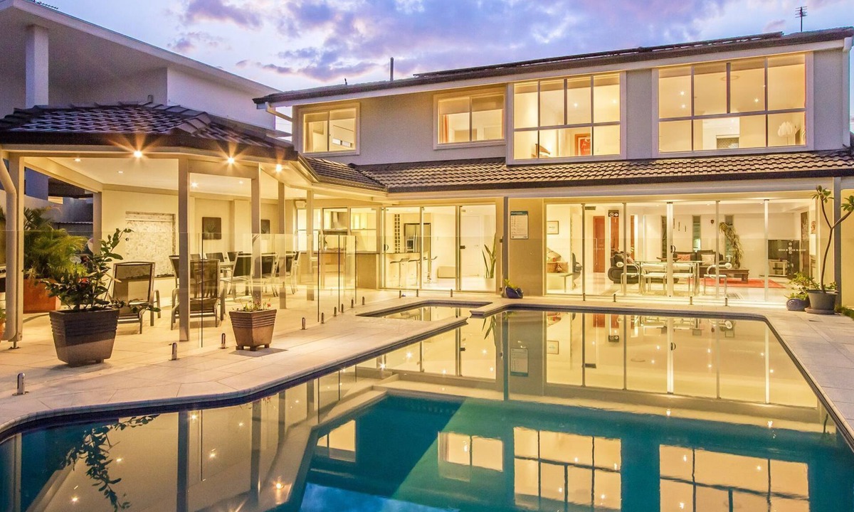 Broadbeach Waters House | Golden Rio Family Waterfront Home Broadbeach