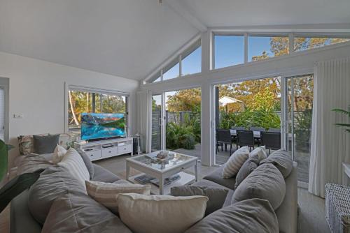 Huskisson House | Gone to the Beach by Book Jervis Bay- Free Wifi, Pet Friendly