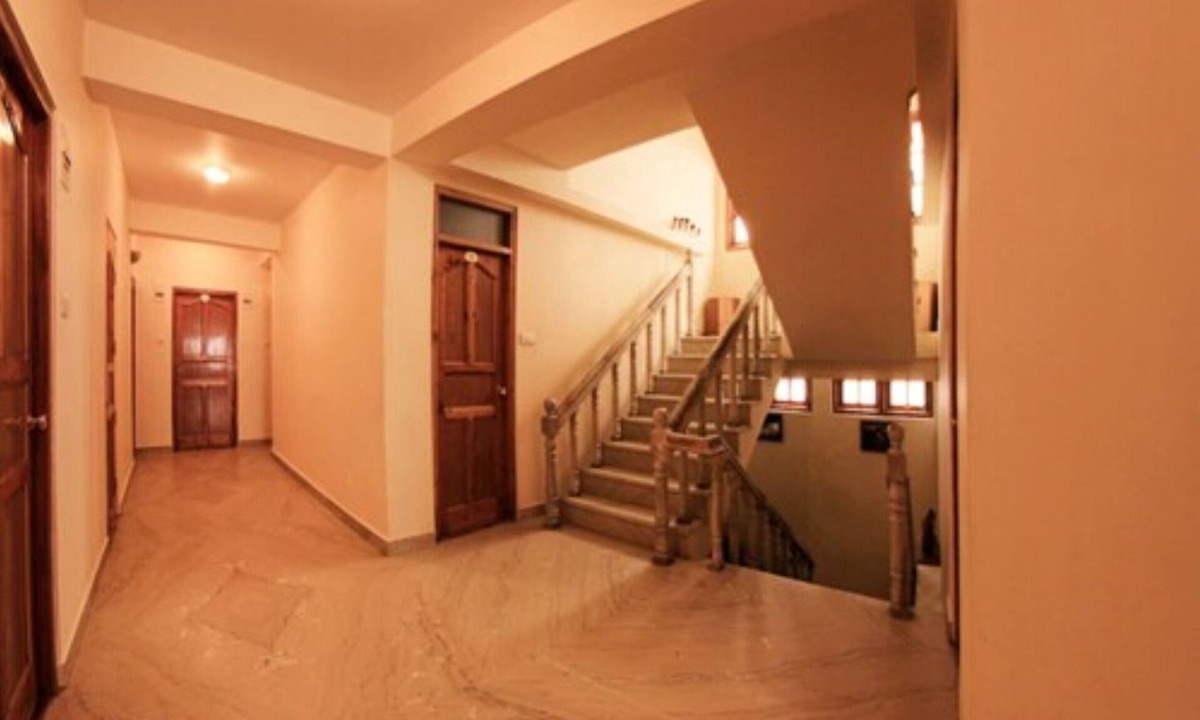 Knollswood Hotel | Goroomgo Kalra Regency Shimla