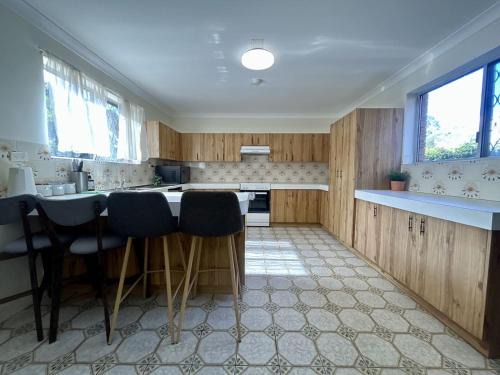 Robertson House | Great Value Stay in Robertson 5 mins to Shops