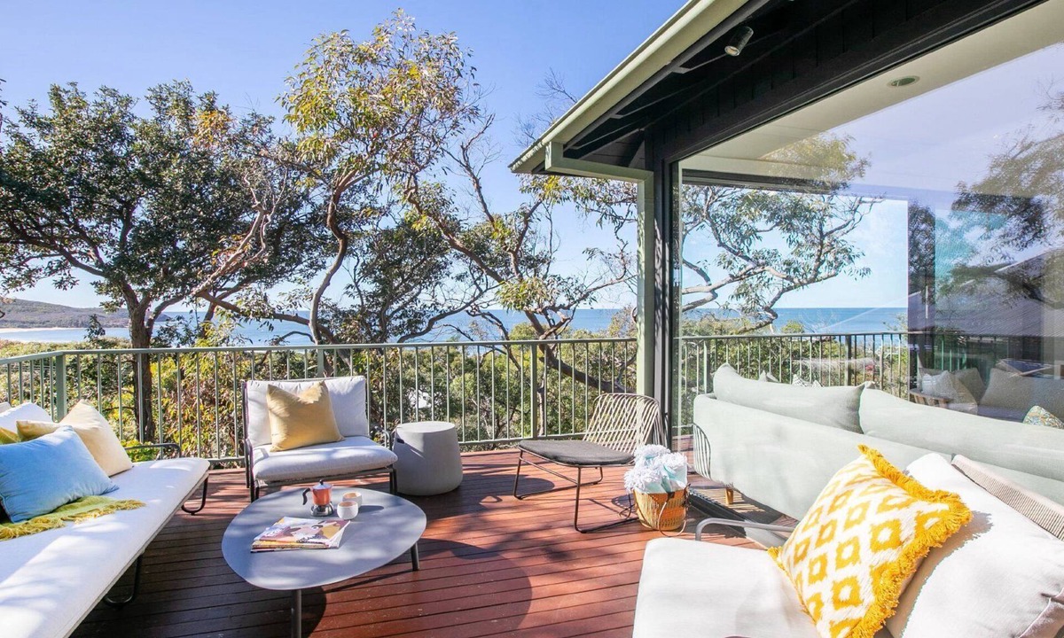 Killcare House | Great views, easy walk to beach and bay in bush setting