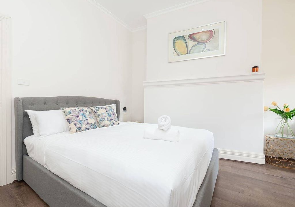 Millers Point Apartment | Harbour View on Windmill St, Apt. 8
