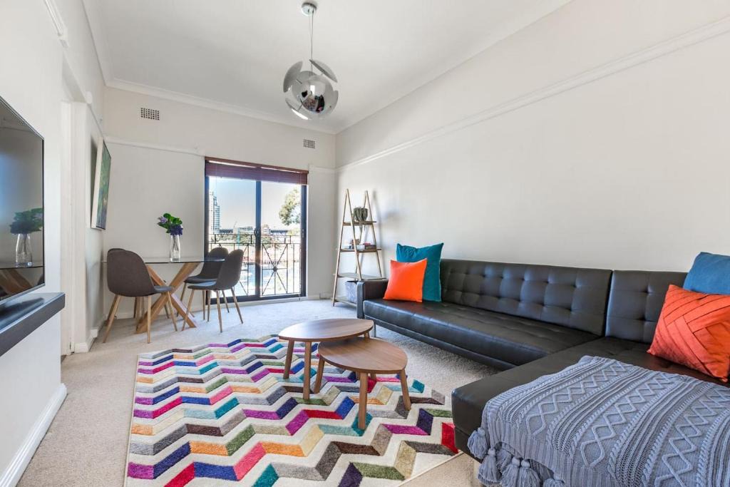 McMahons Point Apartment | Harbourfront Art Deco Hall - Sought-after in Sydney