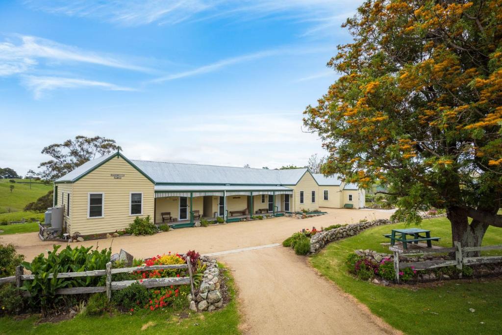 Central Tilba House | Henkley Cottage 1 Isaiah