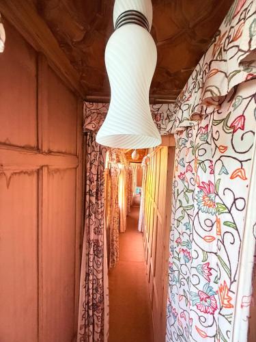 Dal Lake Boat Rental | Heritage Shreen Houseboat