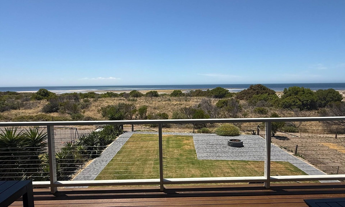 Muloowurtie House | Hilltopia - Beachfront! Pool table! Free Wifi!