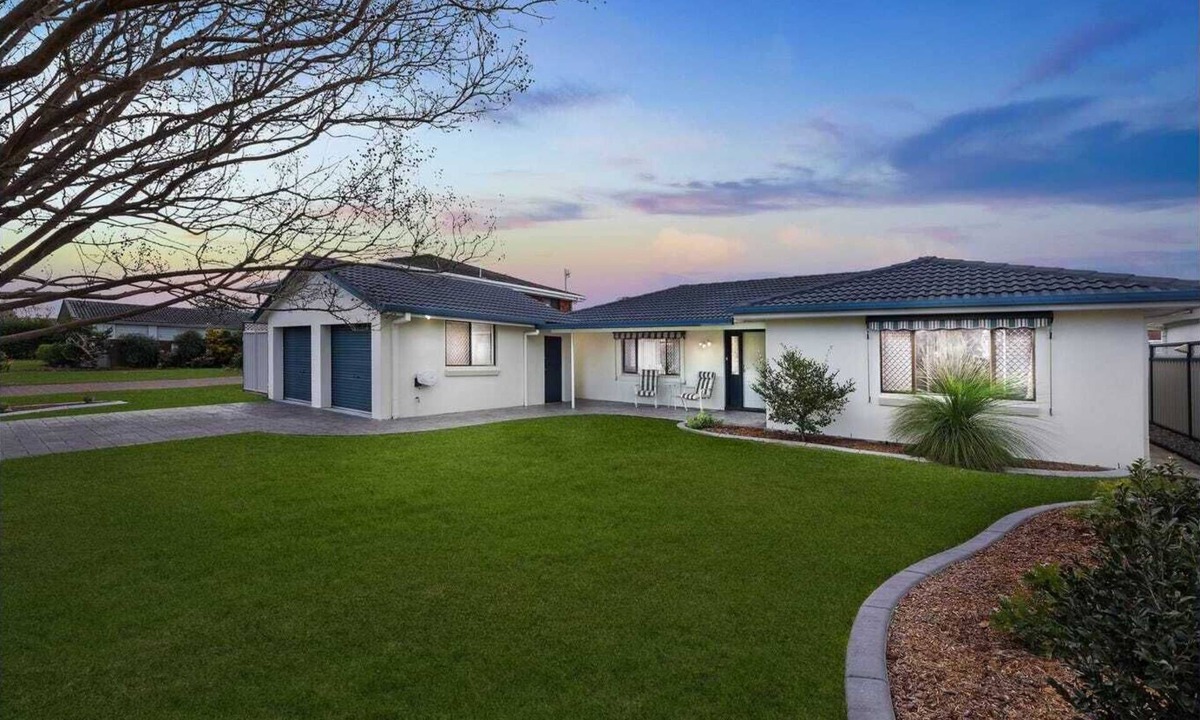Port Macquarie House | Hooked on Hibbard - 4 bedroom home on canals