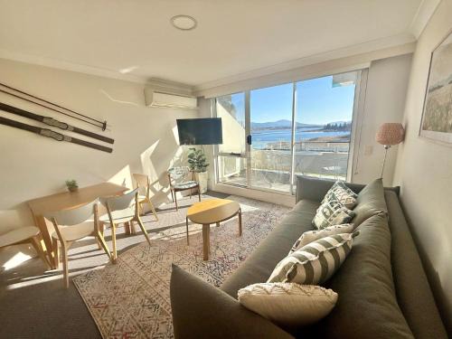 Jindabyne House | Horizons 216 - Deluxe Lake Front Studio l Pool l Tennis l Air-Con