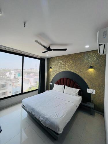 Surat Hotel | Hotel 7 Square