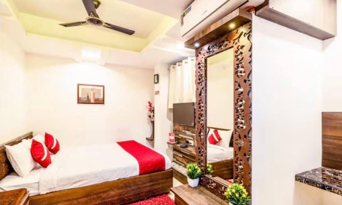 Shanthala Nagar Hotel | Hotel Aura Residency