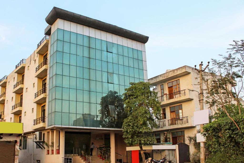 Sector 39 Hotel | Hotel Azad Square Gurgaon