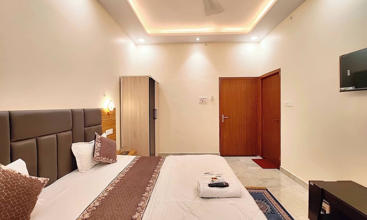Ayodhya Hotel | Hotel Vrindavan Palace Ayodhya