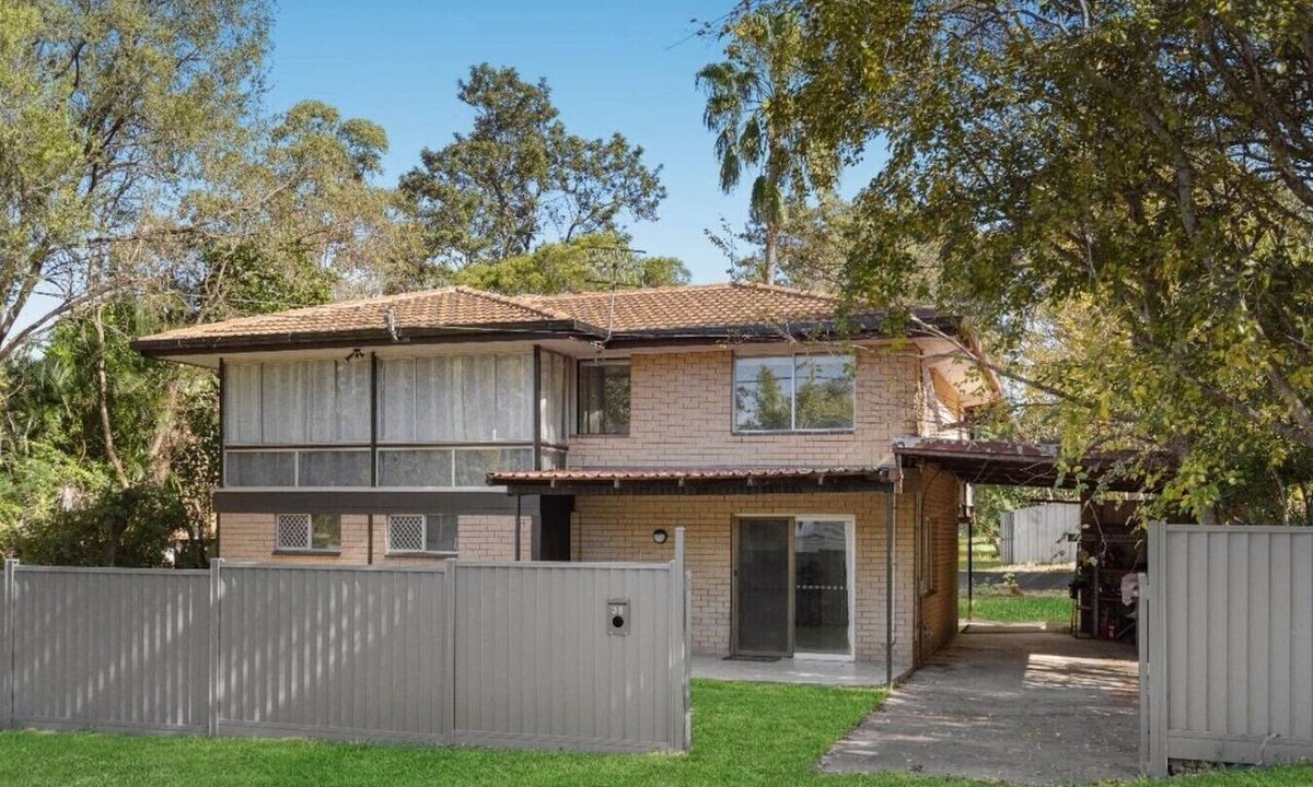 Riverview House | House with huge back yard and side access, 11 Beds
