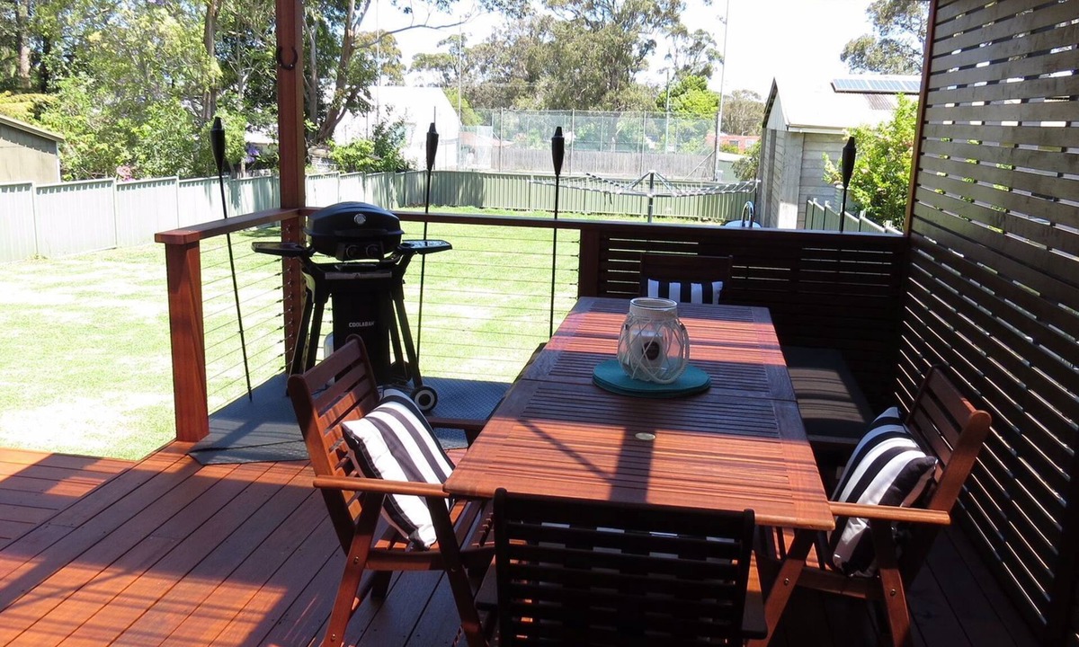 Huskisson House | Husky Central, luxury, 2 minute walk to town, pet friendly, wi-fi, hygenic, warm