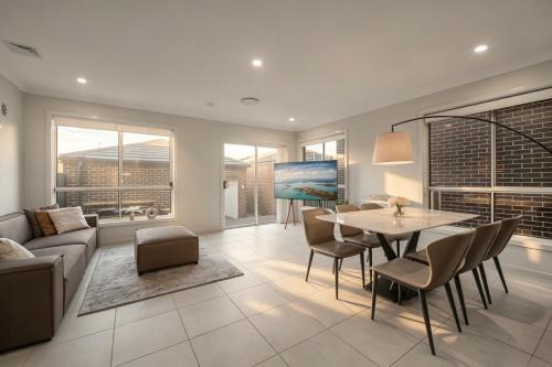 Bardia House | JC House - 4 Br, AC & Wi-Fi Close Coles & Train