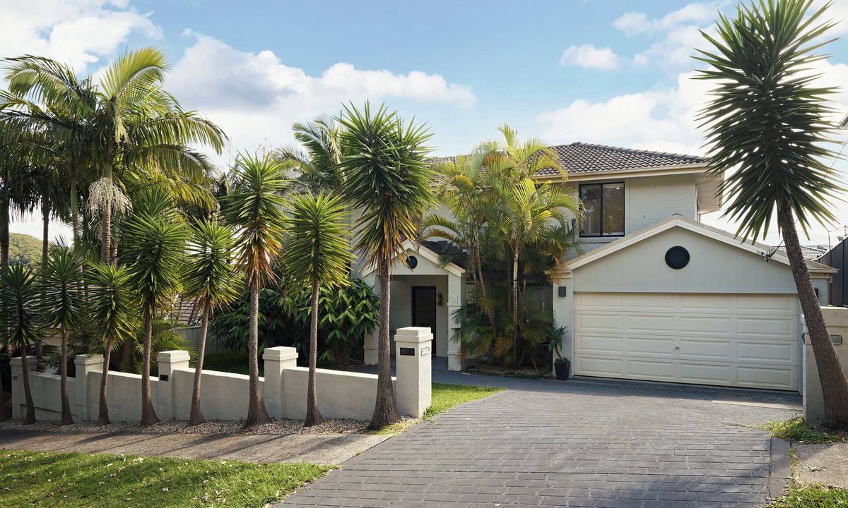 Forresters Beach House | Kinara- 5 bedrooms, walk to beach with pool