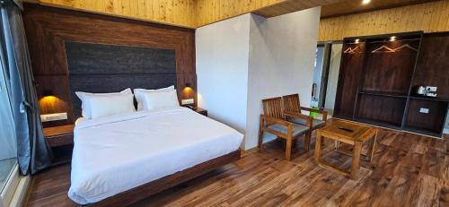 Mallital Hotel | Lake Avenue