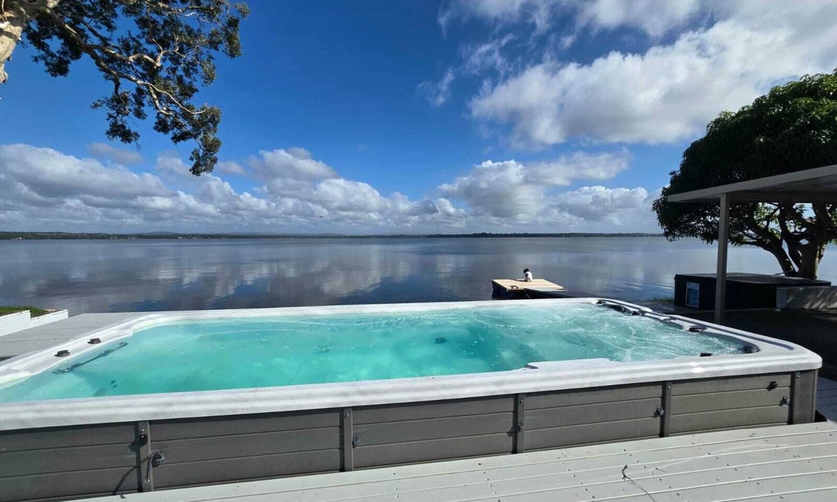 Toukley House | Lake Paradise Retreat, Jetty, Kayaks, Pool + Heated Spa. Perfect Location!