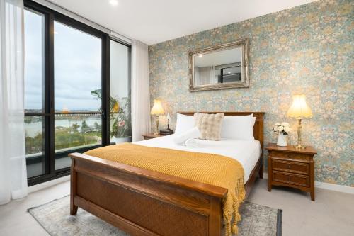 Canberra Apartment | Lakefront Modern Luxury - Paris Meets Canberra - Hosted by Canstay