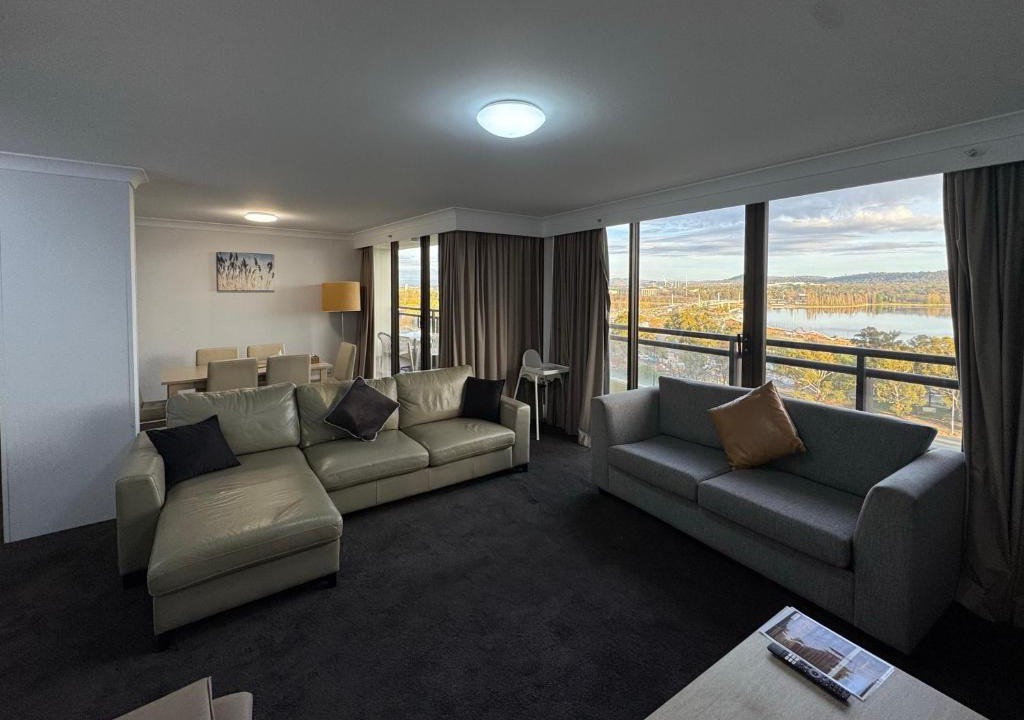 City West Apartment | Lakefront Panorama – Classic