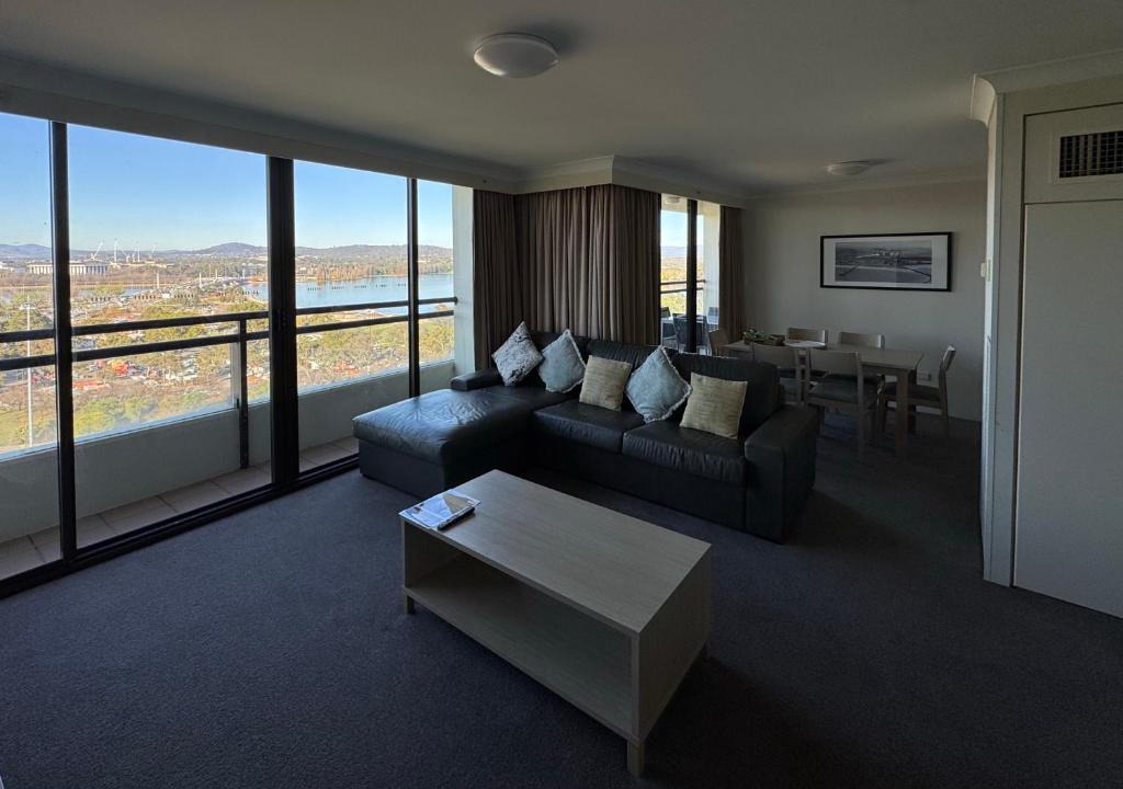 City West Apartment | Lakefront Panorama – Sky Collection Suite