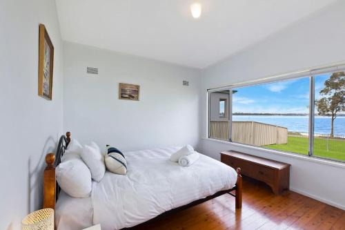 Buff Point House | Lakes Edge Cottage Pet Friendly Waterfront Escape