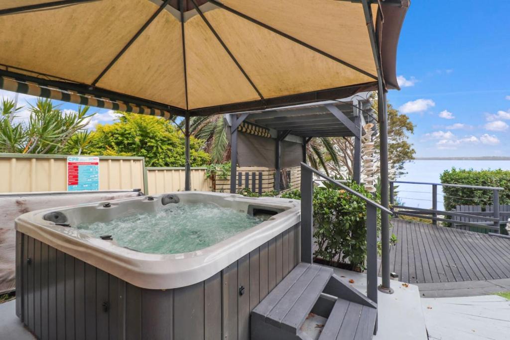 Toukley House | Lakeshore Retreat