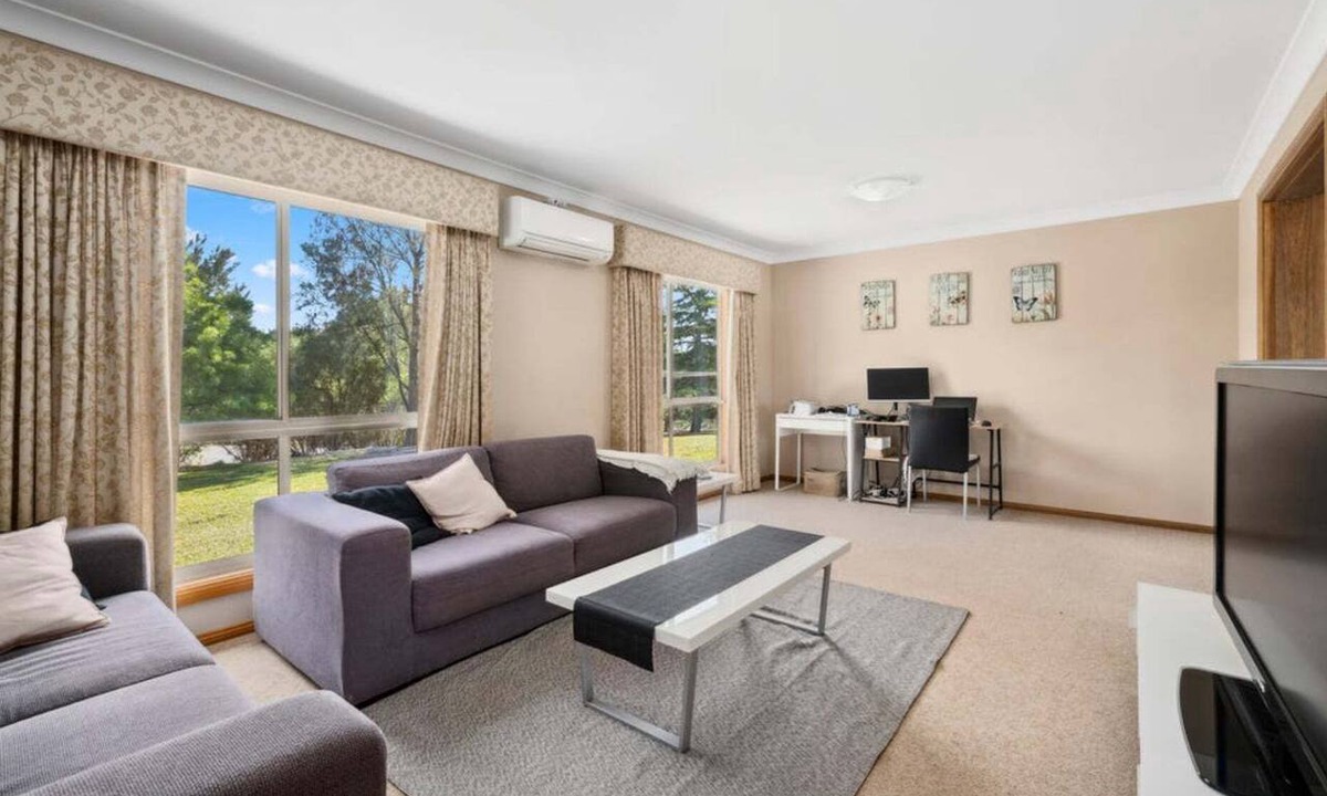 Yass House | Lakeside Luxurious, fully furnished 3-bedroom home