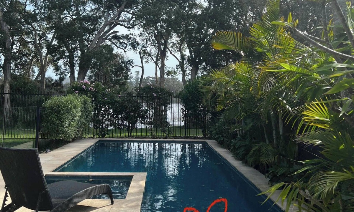 North Avoca Cabin | LAKESIDE RETREAT level 1 minute walk to beach own pool