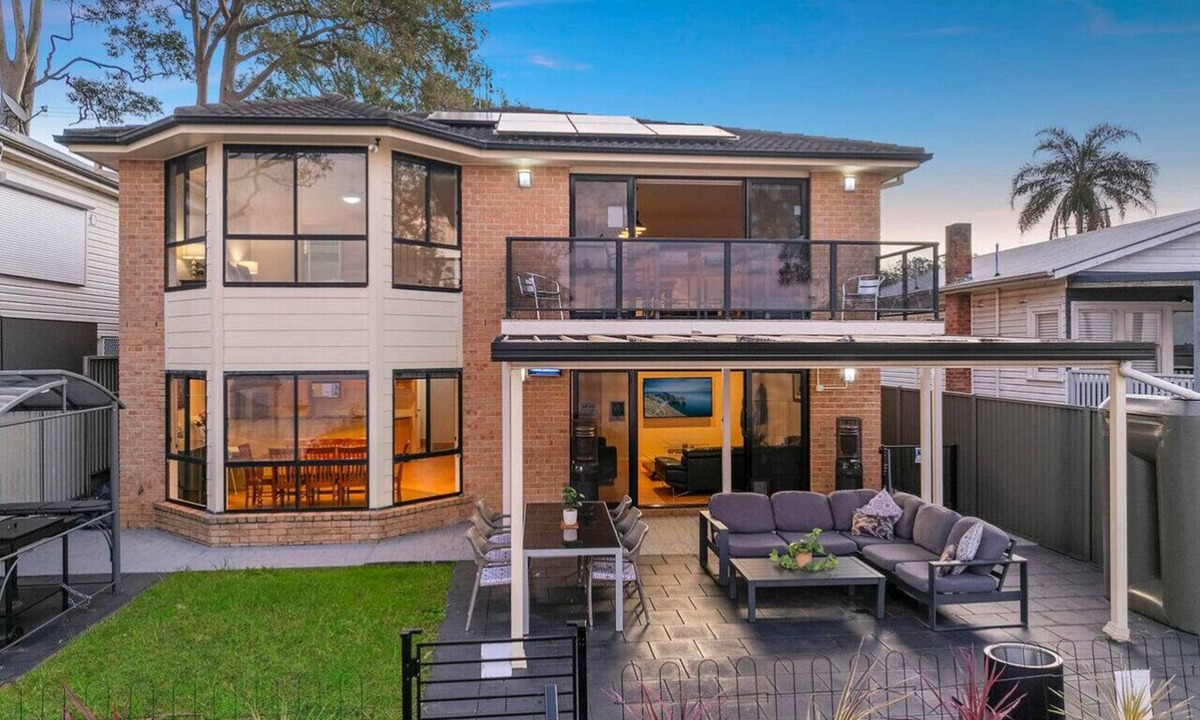 Charmhaven House | Lakeview Retreat in Charmhaven
