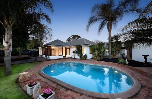 Brighton East Villa | Large 5BR Home-Pool-BBQ-5 CarPark-Central Location