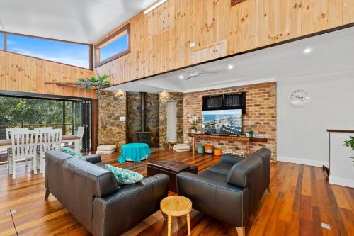 Hastings Point House | Large Beach Retreat with Ocean Breeze & Style
