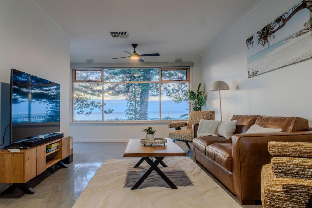Largs Bay House | Largs Bay Jetty front Esplanade Stay - Koala Stay