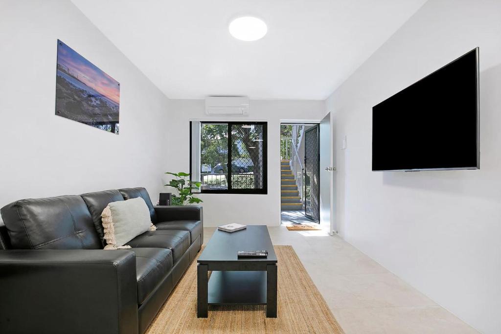 Red Hill Apartment | Leafy Hideout - Quiet Comfort near Riverfront and CBD