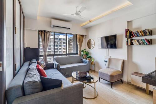 Kurla Apartment | Lily Modern Studio in BKC Pool Wi-Fi Kitchen