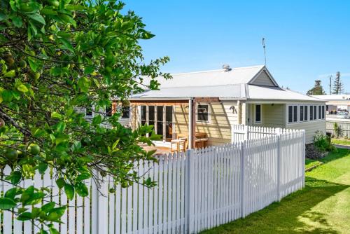 Yamba House | Lime Tree Cottage - Pet Friendly Paradise - Holiday Yamba