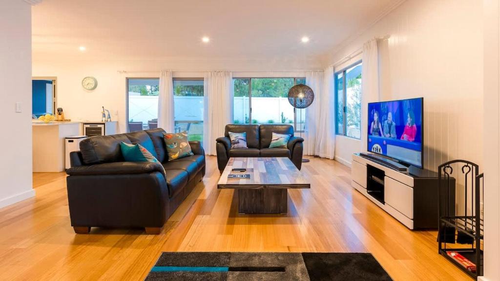 Dunsborough House | Little Hamptons - Beachside Retreat near Town Centre