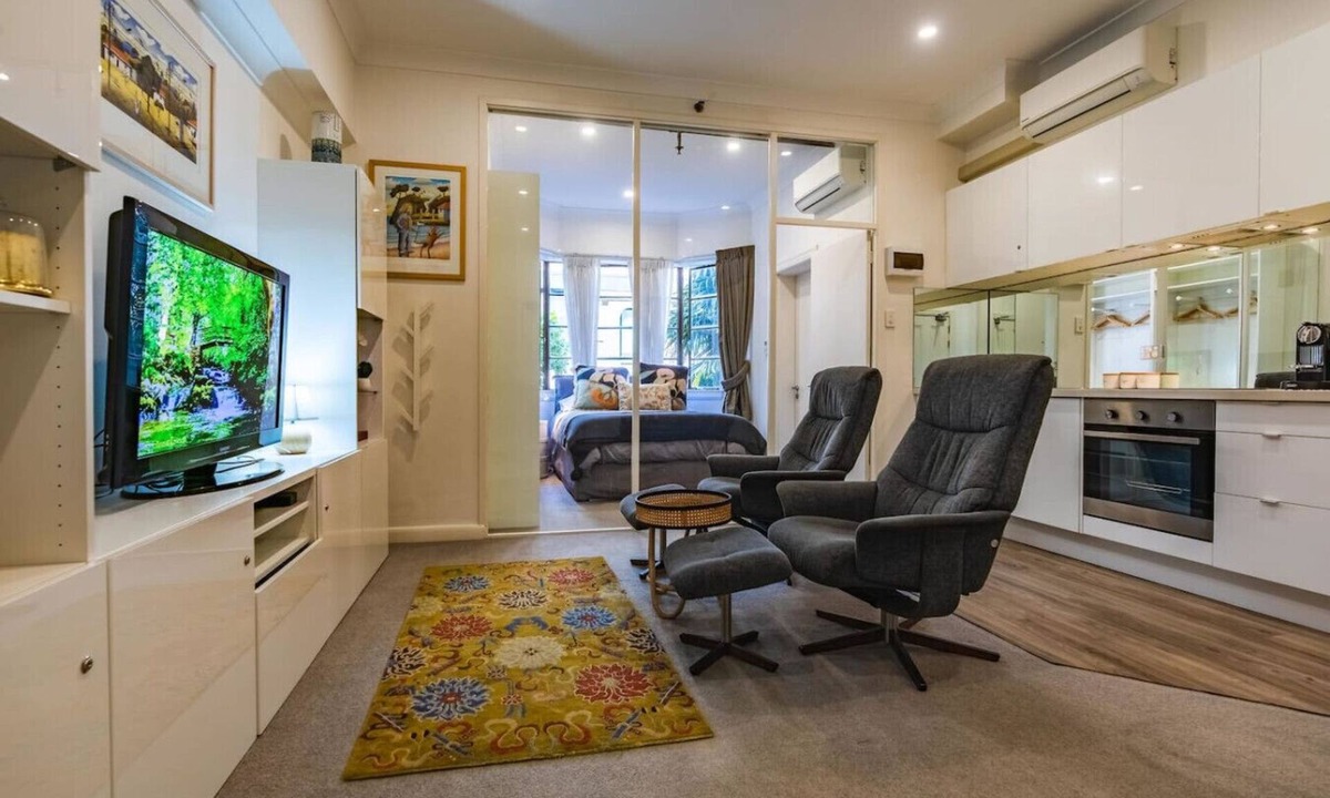 Kings Cross Apartment | Long-Term Listing - Oversized Potts Point Studio