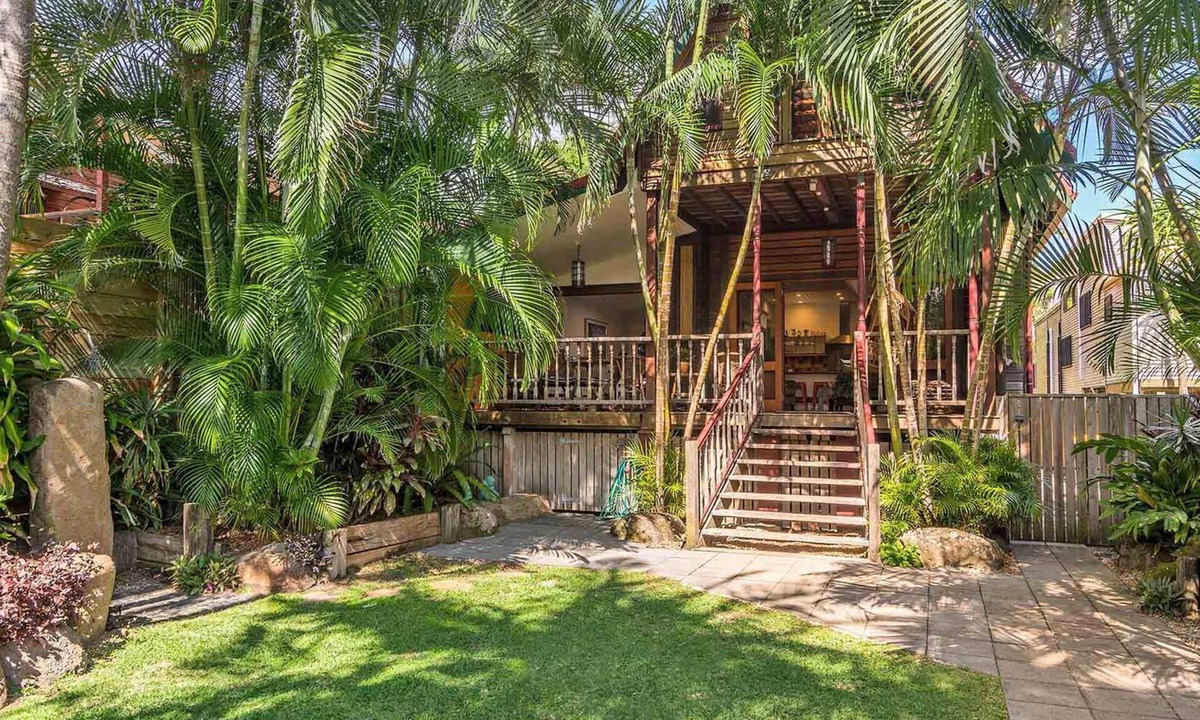 Belongil House | Longhouse - spacious 4 BR Belongil Beach retreat