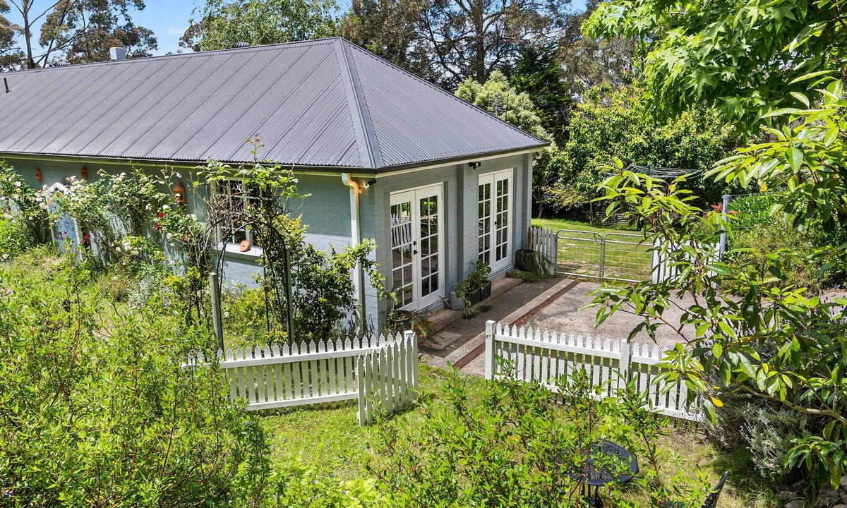 Colo Vale Apartment | Lush and Charming Country Escape, Stunning Gardens