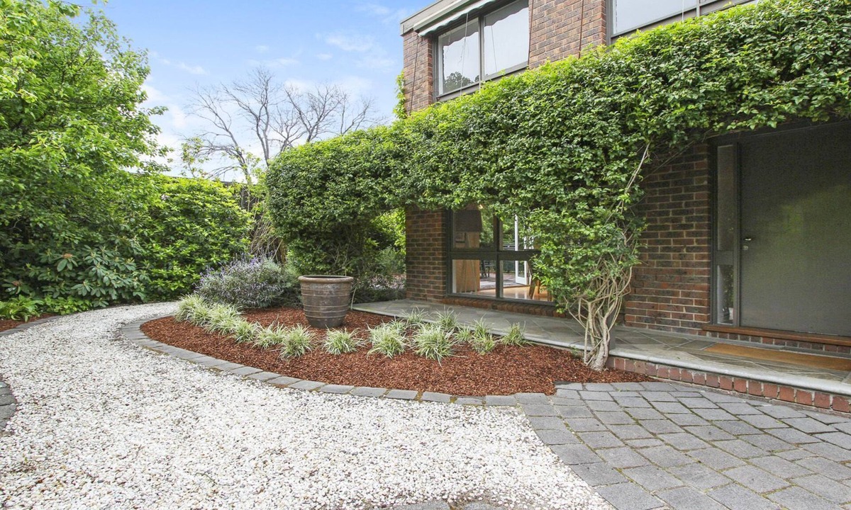 Brighton House | Lush Green Hideaway - two min stroll to beach