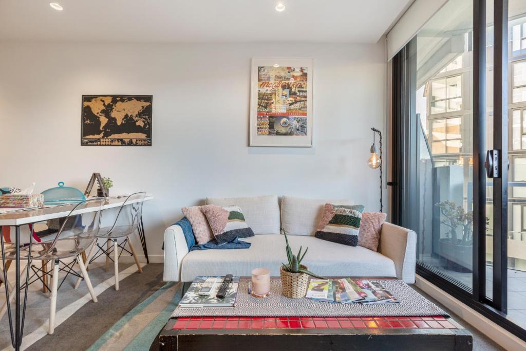 Abbotsford Apartment | LUXURIOUS RIVERSIDE RESORT STYLE APARTMENT☆POOL☆SPA☆GYM☆ROOFTOP WITH CITY VIEWS