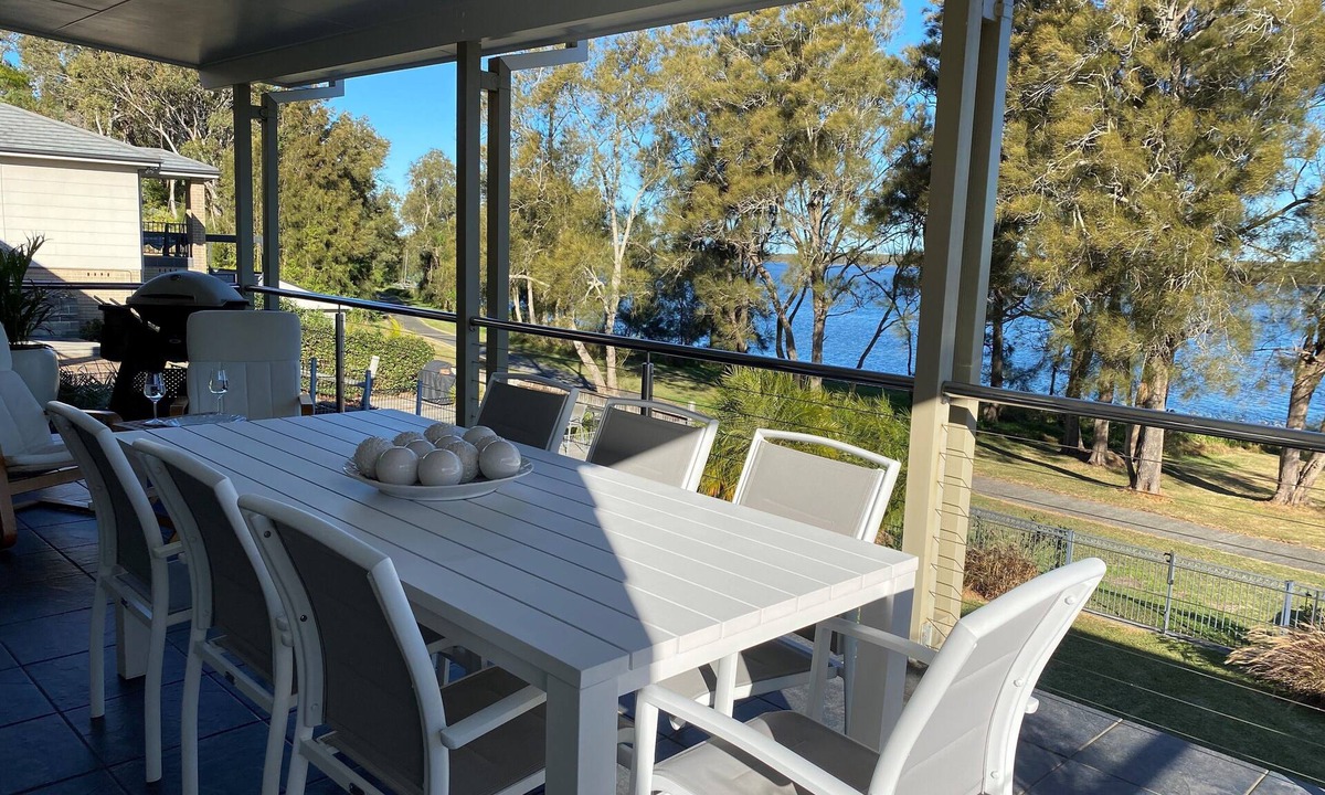 Budgewoi House | LUXURIOUS WATERFRONT RETREAT