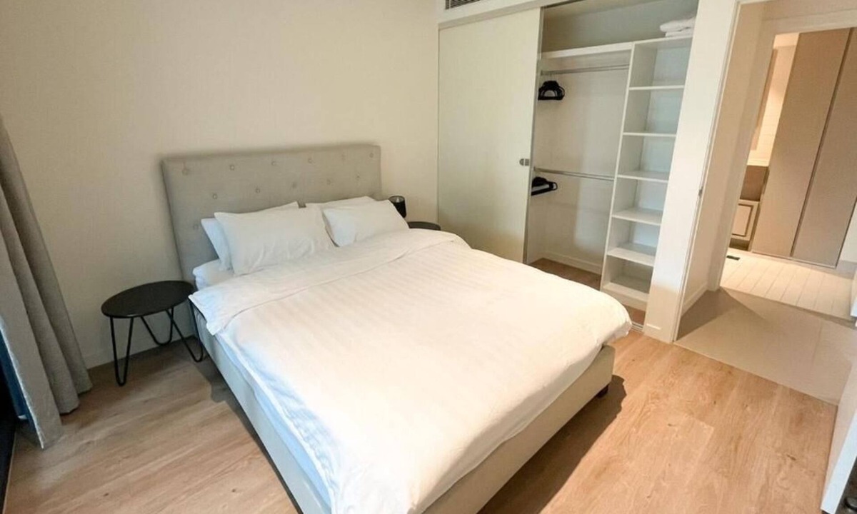 Docklands Apartment | Luxury 2BR 2B Docklands Bright & Modern Apt - Free Covered Parking, 2p sofa bed
